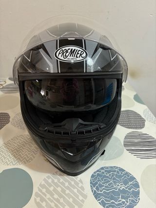 Casco de moto negro con diseño