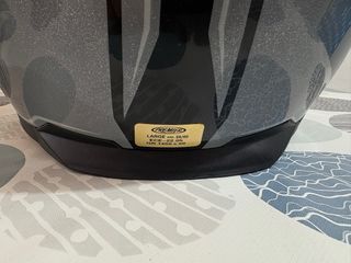 Casco de moto negro con diseño