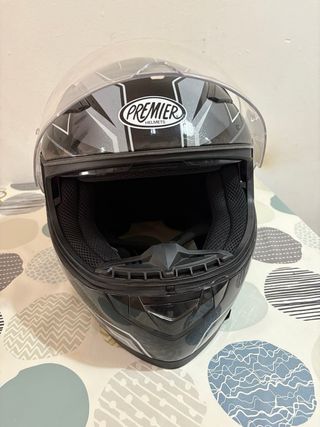 Casco de moto negro con diseño