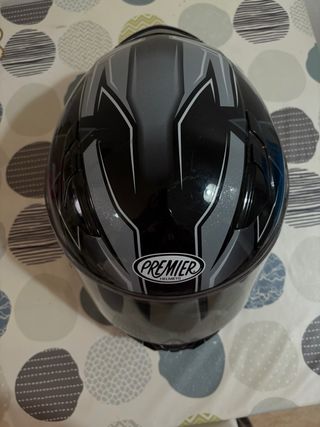Casco de moto negro con diseño