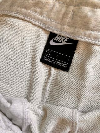 Pantalón corto Nike beige/gris