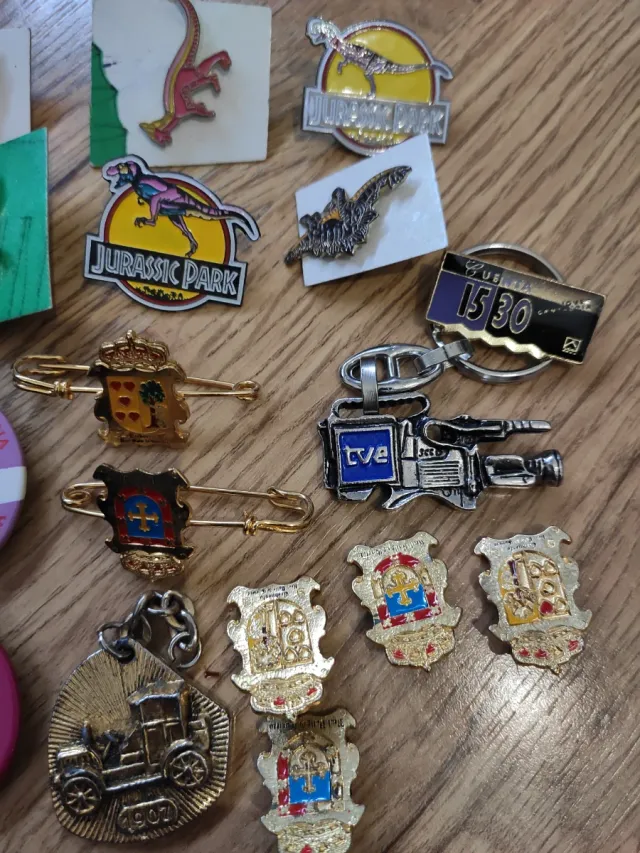 Lote de Pines y Insignias Variadas