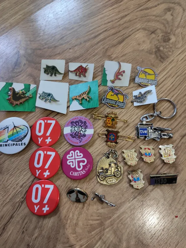 Lote de Pines y Insignias Variadas