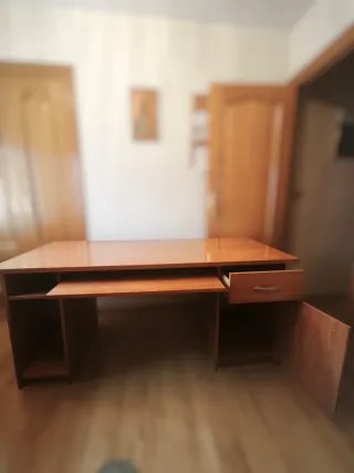 Escritorio de madera con cajones