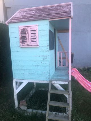 Casa de madera para niñas con tobogán
