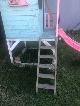 Casa de madera para niñas con tobogán