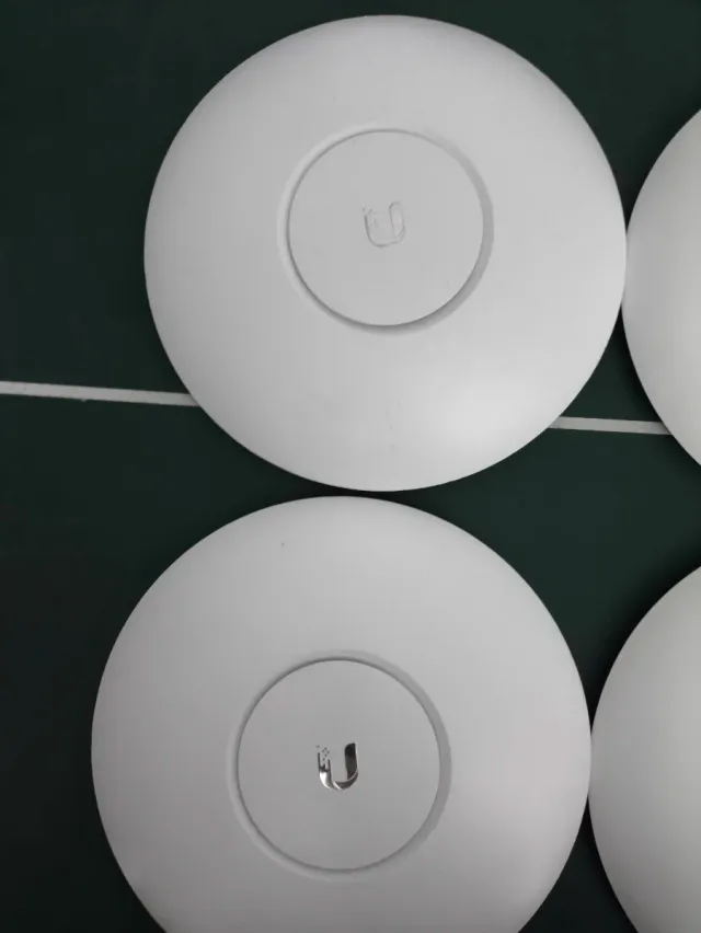 2 x Ubiquiti UniFi AC Pro