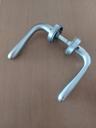 Coppia maniglie porta in metallo