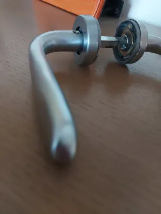 Coppia maniglie porta in metallo