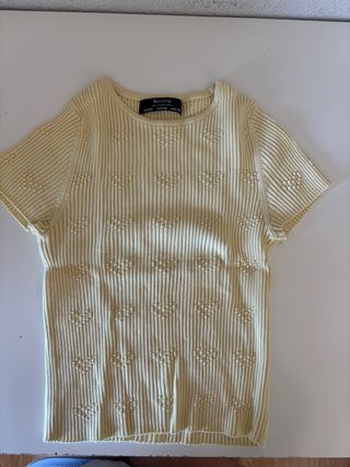 Camiseta Bershka amarilla con corazones XS
