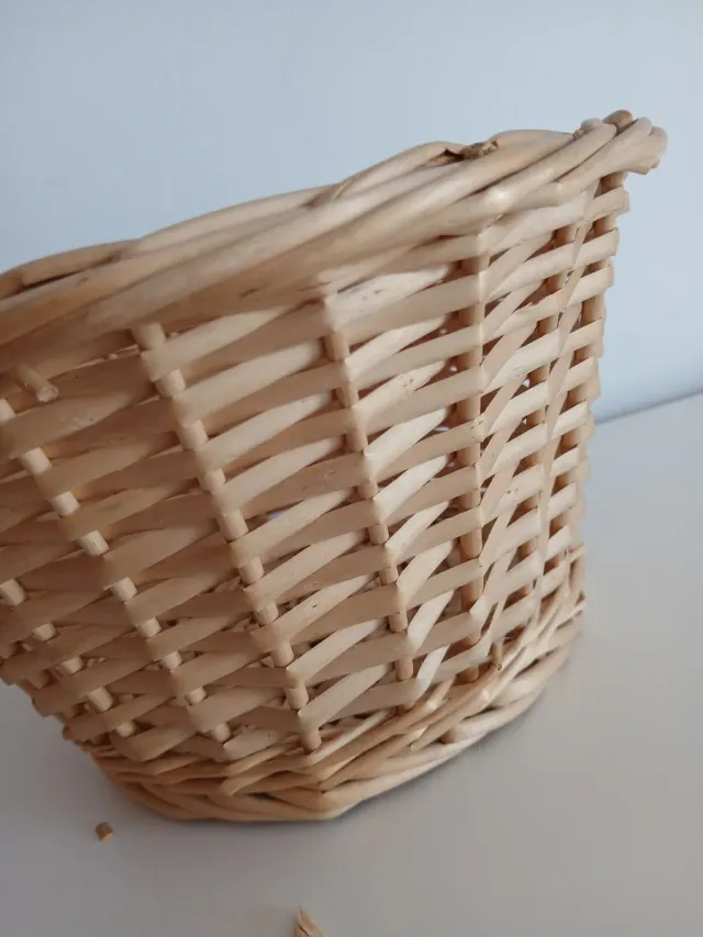 Cesto de mimbre artesanal