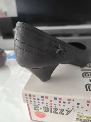 Zapato gris tacón bajo con estrellas