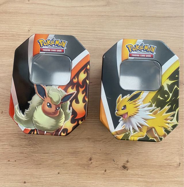 Cajas Pokémon Flareon y Jolteon