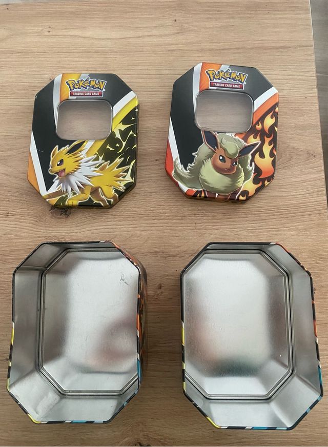 Cajas Pokémon Flareon y Jolteon