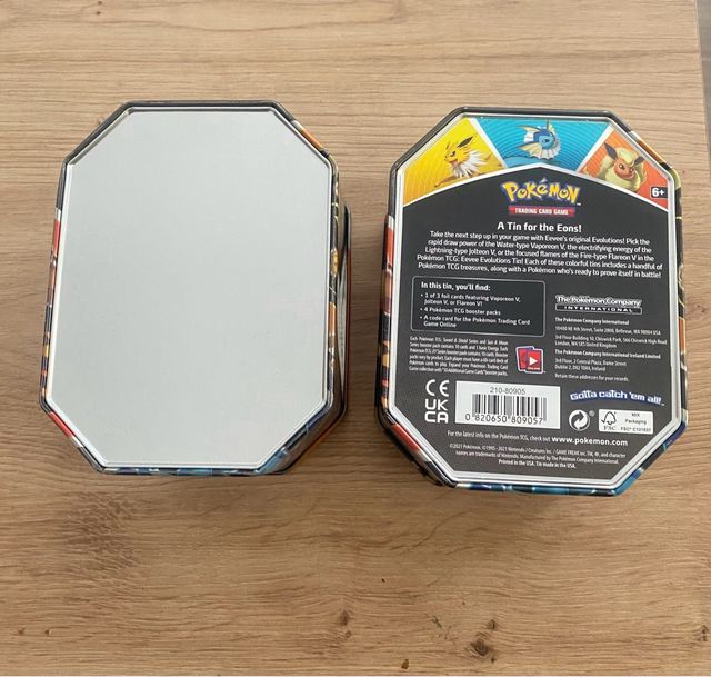 Cajas Pokémon Flareon y Jolteon