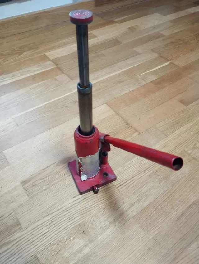 Gato hidráulico rojo