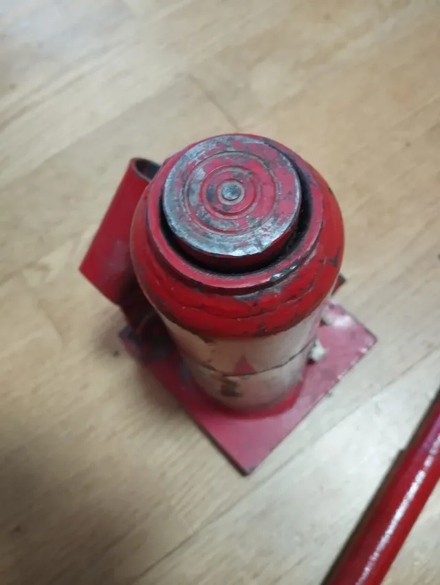 Gato hidráulico rojo