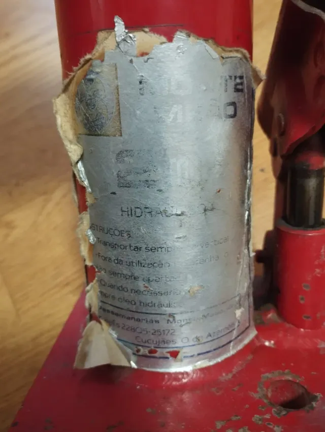 Gato hidráulico rojo