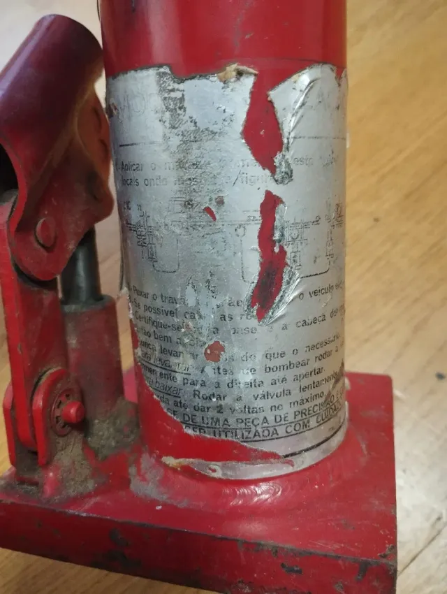 Gato hidráulico rojo