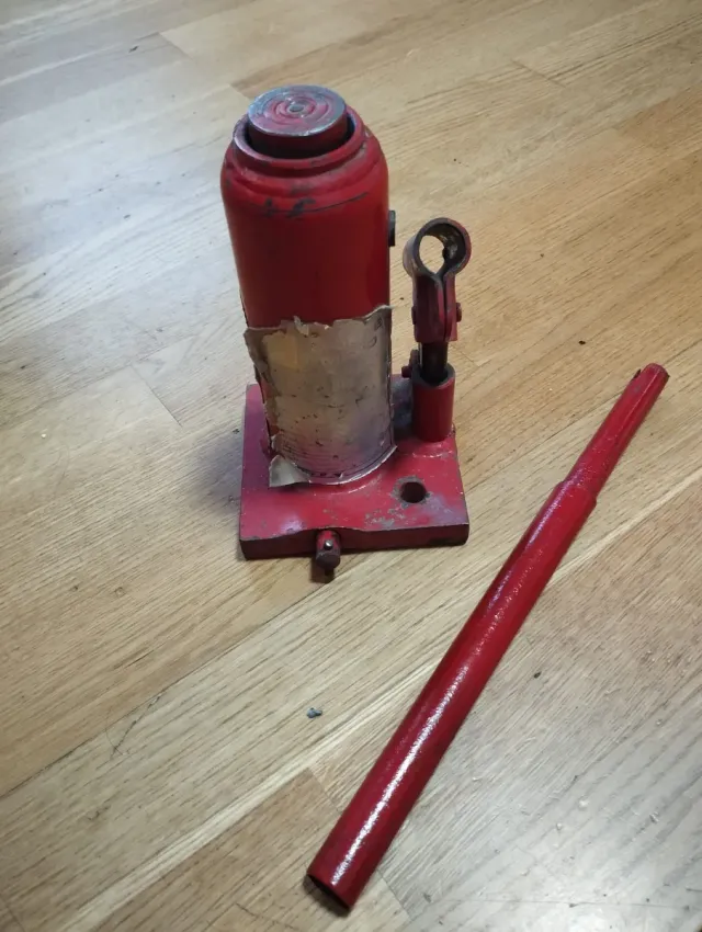 Gato hidráulico rojo