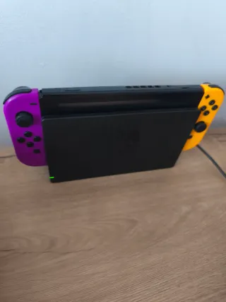 Nintendo Switch Morado y Amarillo y accesorios 
