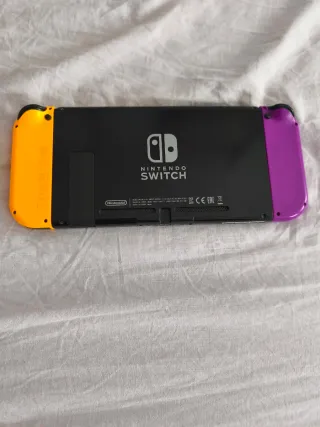 Nintendo Switch Morado y Amarillo y accesorios 
