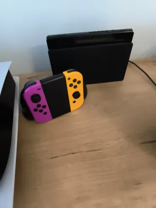 Nintendo Switch Morado y Amarillo y accesorios 
