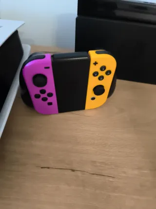 Nintendo Switch Morado y Amarillo y accesorios 
