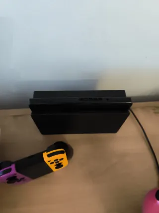 Nintendo Switch Morado y Amarillo y accesorios 
