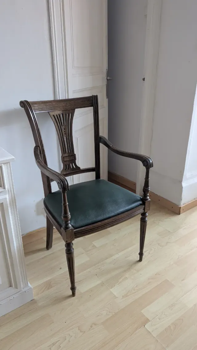 2 sillones de madera con asiento de polipiel 10eu