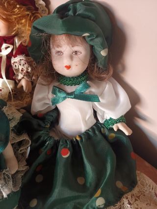 Set 3 Bambole Porcellana Abito Verde e Rosso
