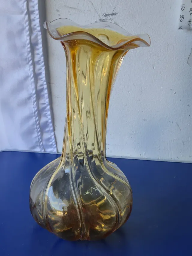 Vaso in vetro ambra con decoro a spirale