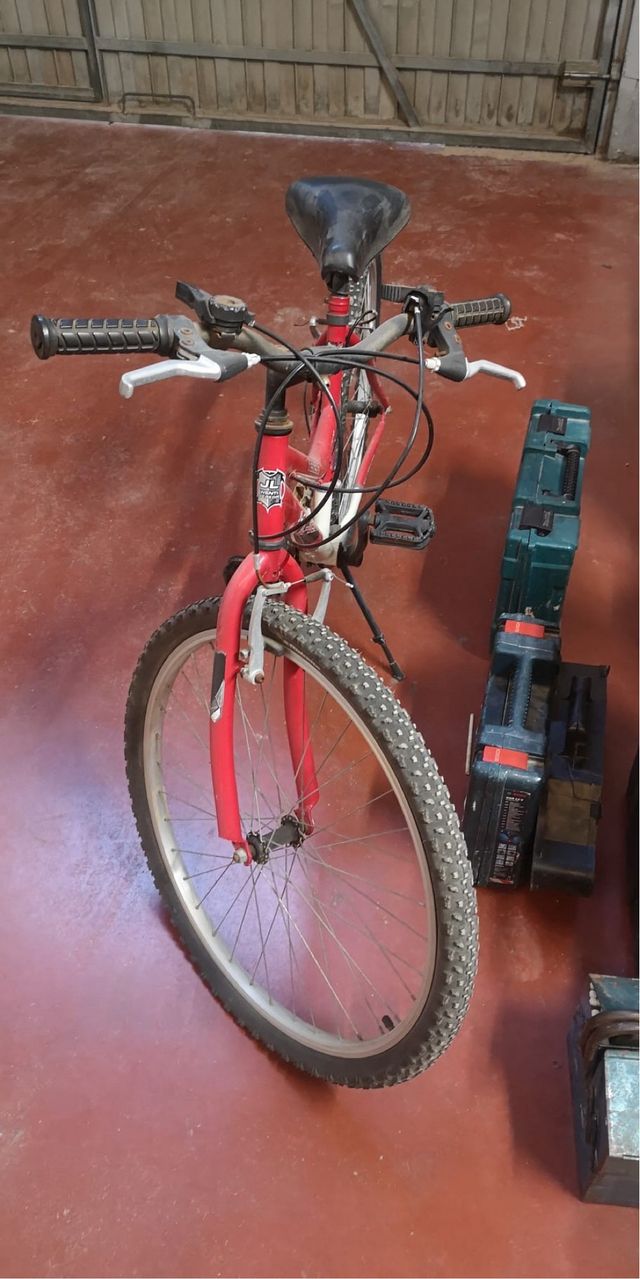 Bicicleta de montaña roja