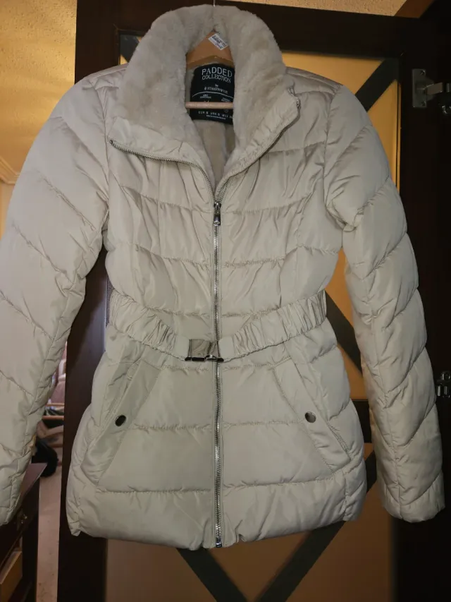 Chaqueta acolchada beige interior de pelo