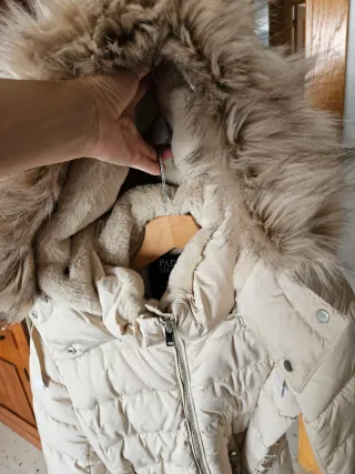 Chaqueta acolchada beige interior de pelo