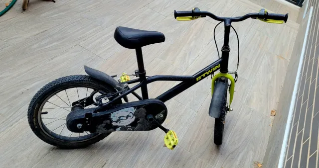 Bici infantil B'TWIN negra y amarilla