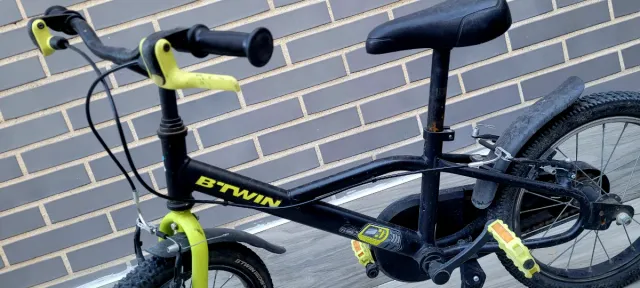 Bici infantil B'TWIN negra y amarilla