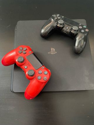 PS4 Slim 500GB + 2 Controller (Rosso/Nero) cavi in