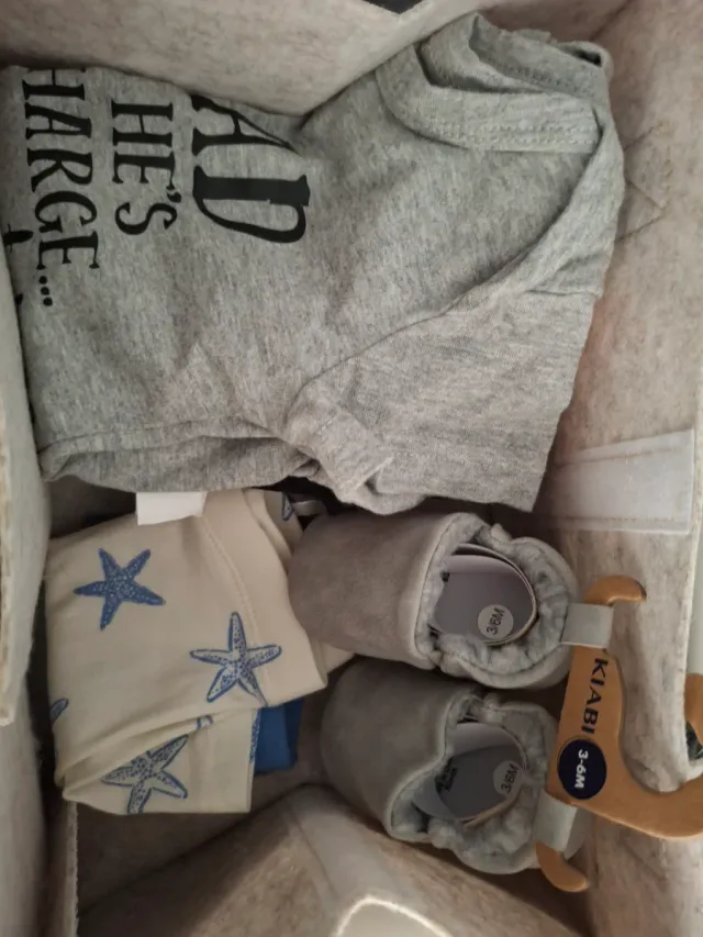 Cesta con lote de ropa Bebé 3 Meses