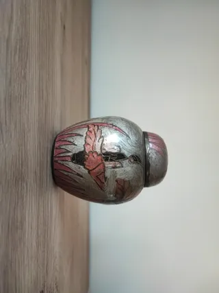 Urna decorativa con figura de ave