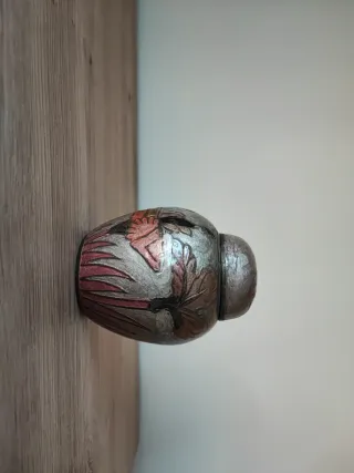 Urna decorativa con figura de ave