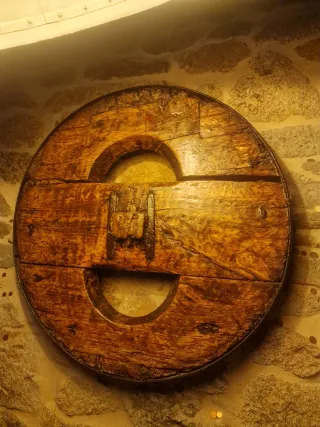 Rueda de carro antigua de madera