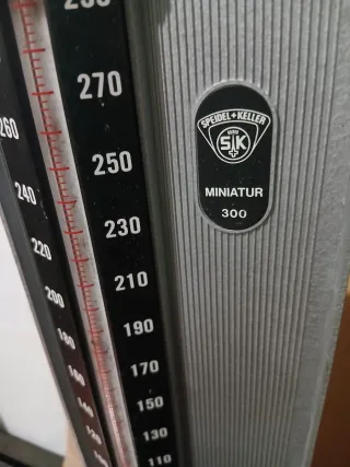 Braccialetto misuratore di pressione sanguigna, vecchio strumento ospedaliero