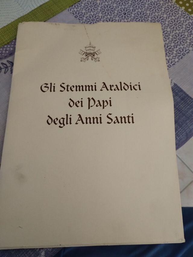 Forografie con biografia dei Papi con stemmi 