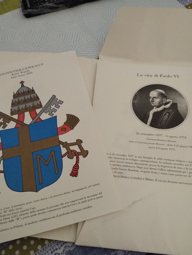 Forografie con biografia dei Papi con stemmi 