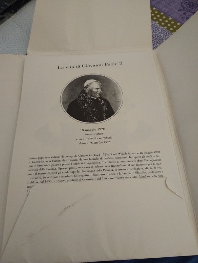 Forografie con biografia dei Papi con stemmi 