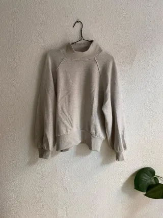 Sudadera gris claro cuello alto