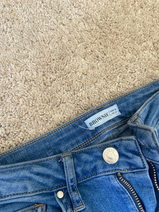 Pantalones vaqueros azules con tachuelas