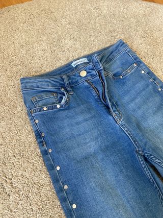 Pantalones vaqueros azules con tachuelas