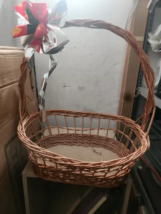 Cesta de mimbre con asa y lazo